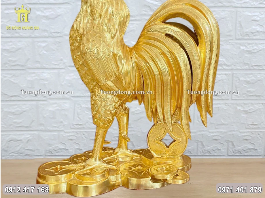 Gà trống đứng trên các đồng tiền xếp trồng lên nhau